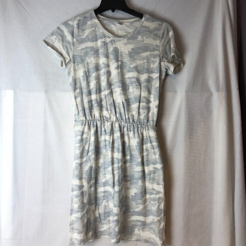Old Navy t-shirt Camo dress print gray light blue size M